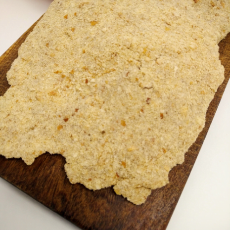 Milanesas de Pollo sobre tabla Milanesas de pollo crudas sobre tabla de madera